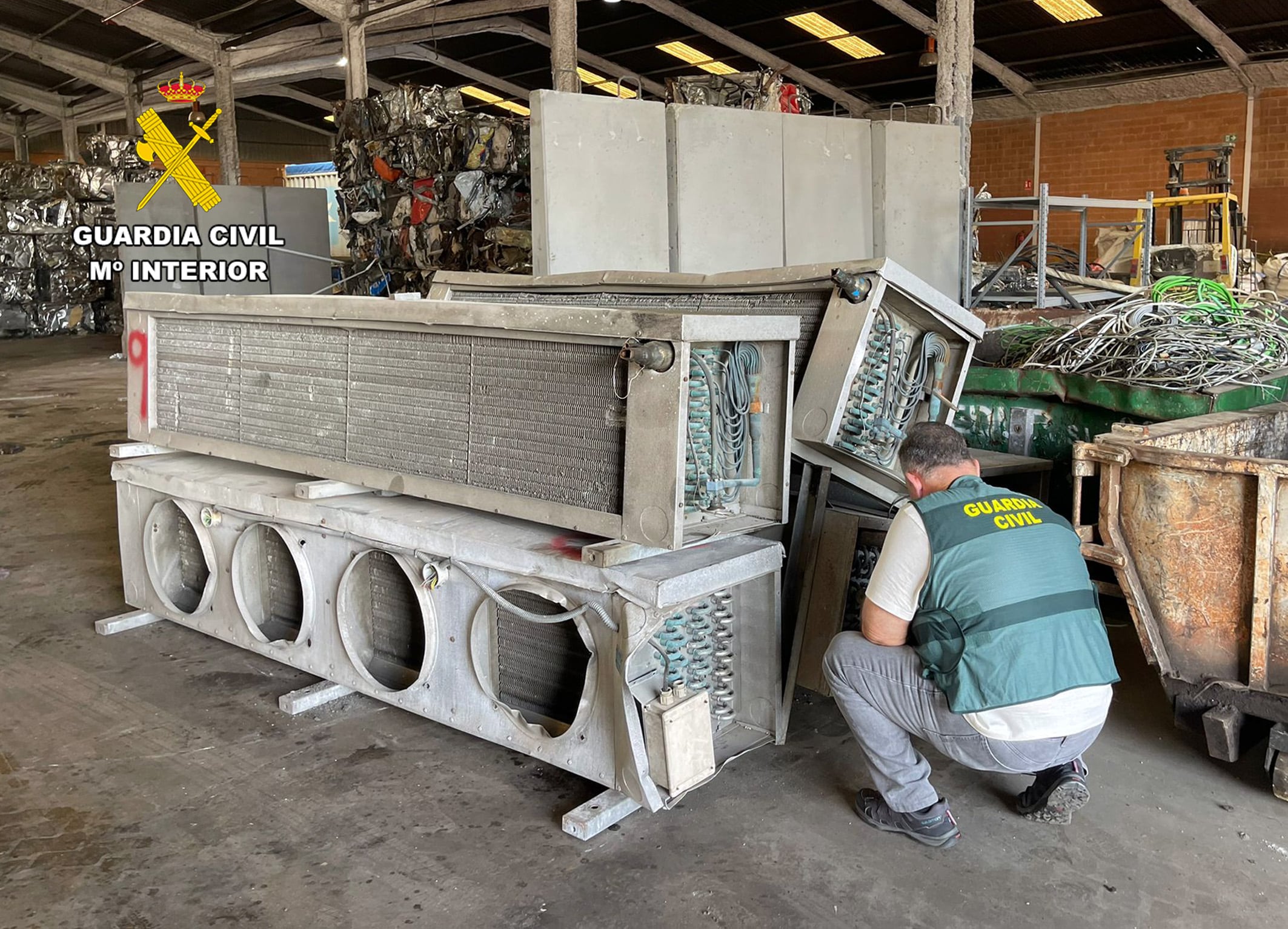 Un agente inspecciona uno de los aireadores robados en una finca de Cartagena y que se ha encontrado en una chatarrería