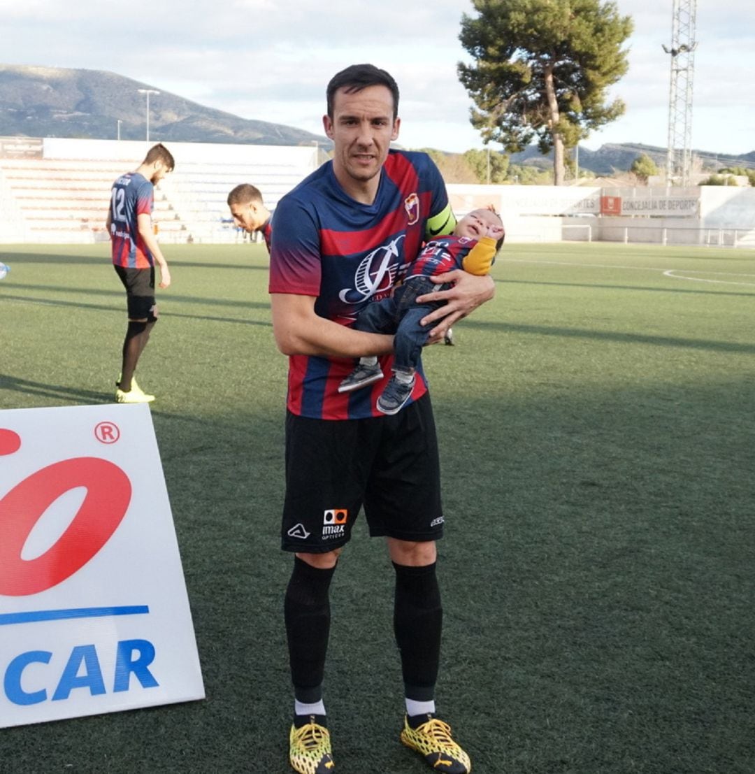 David López, con un jovencísimo aficionado en brazos, seguirá luciendo el brazalete de capitán del Eldense