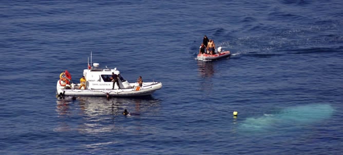 Miembros de la guardia costera turca buscan el barco naufragado en la costa del distrito de Menderes, en Esmirna, al oeste de Turquía