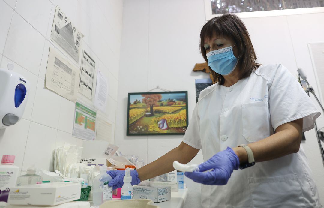 Una sanitaria en un centro de salud.  