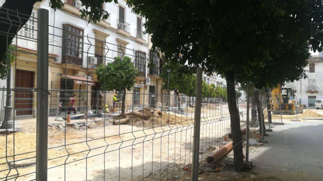 Operarios trabajan en las obras de la calle Corredera