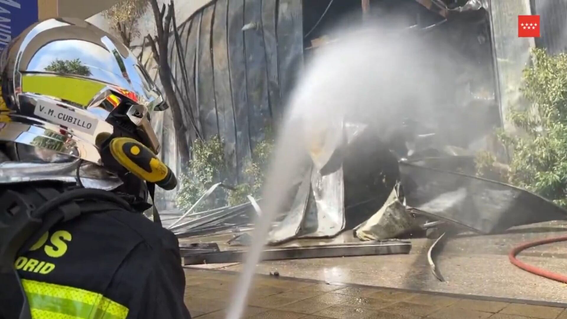 Los bomberos trabajando en la zona