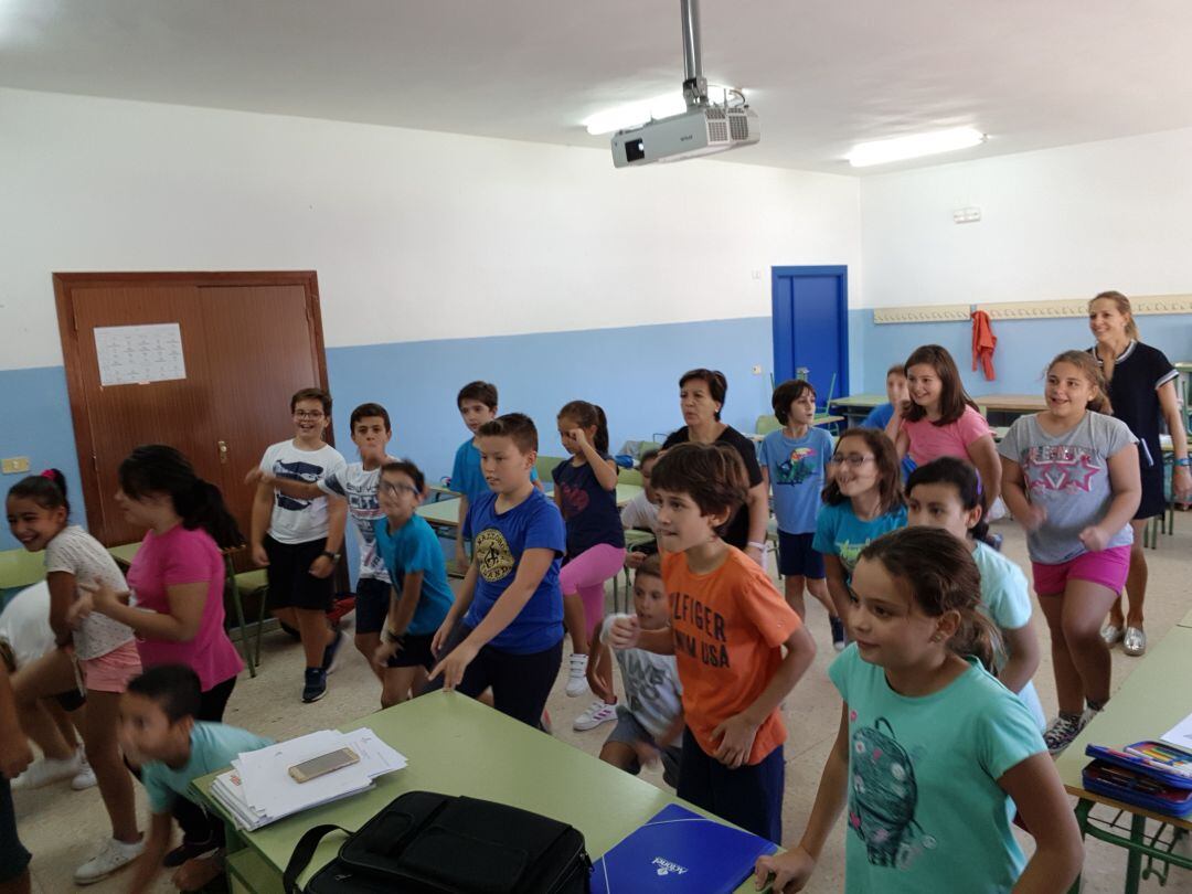 Niños y niñas de Quintanar del Rey haciendo un descanso activo. 