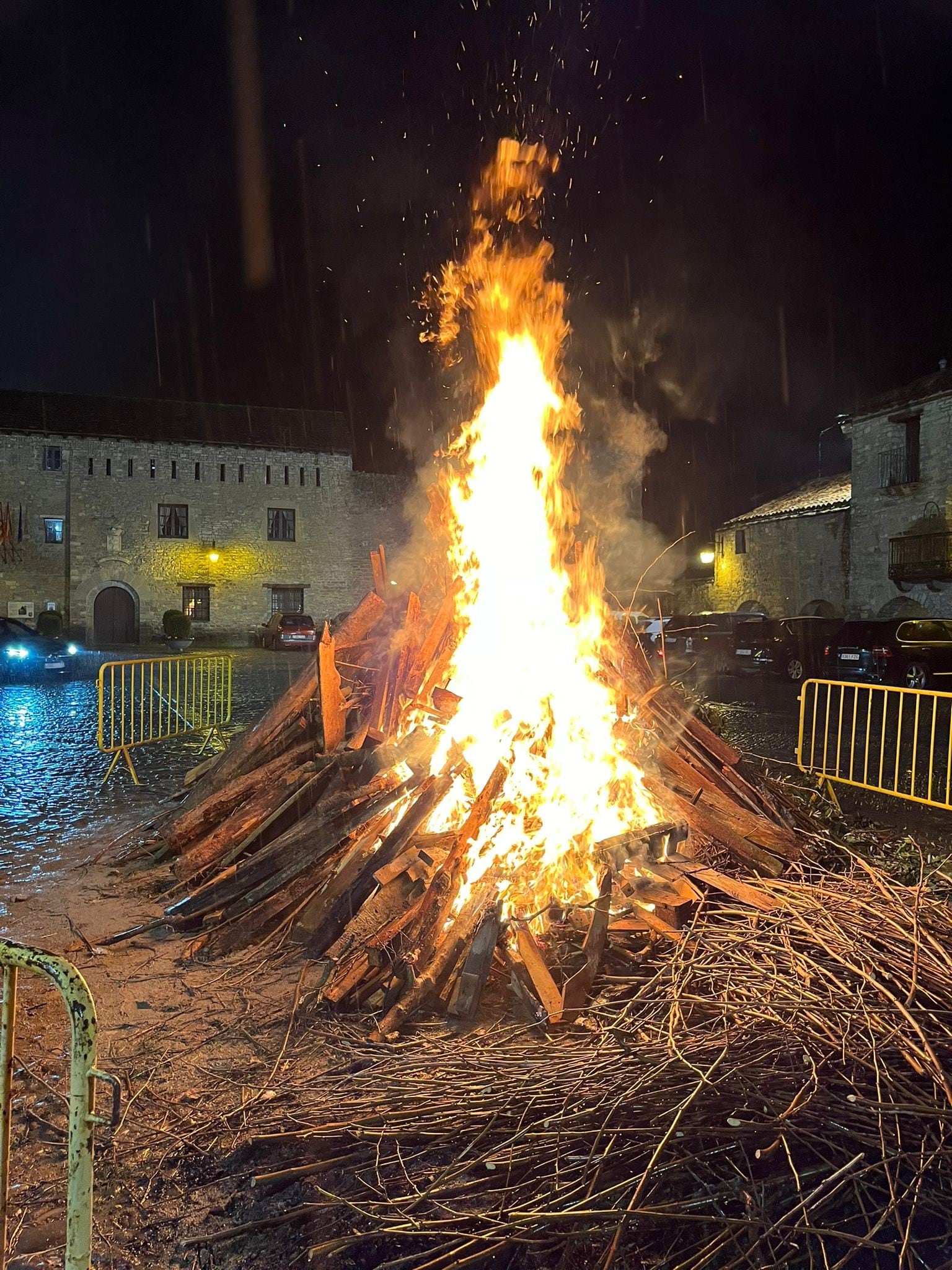 Hoguera en Aínsa