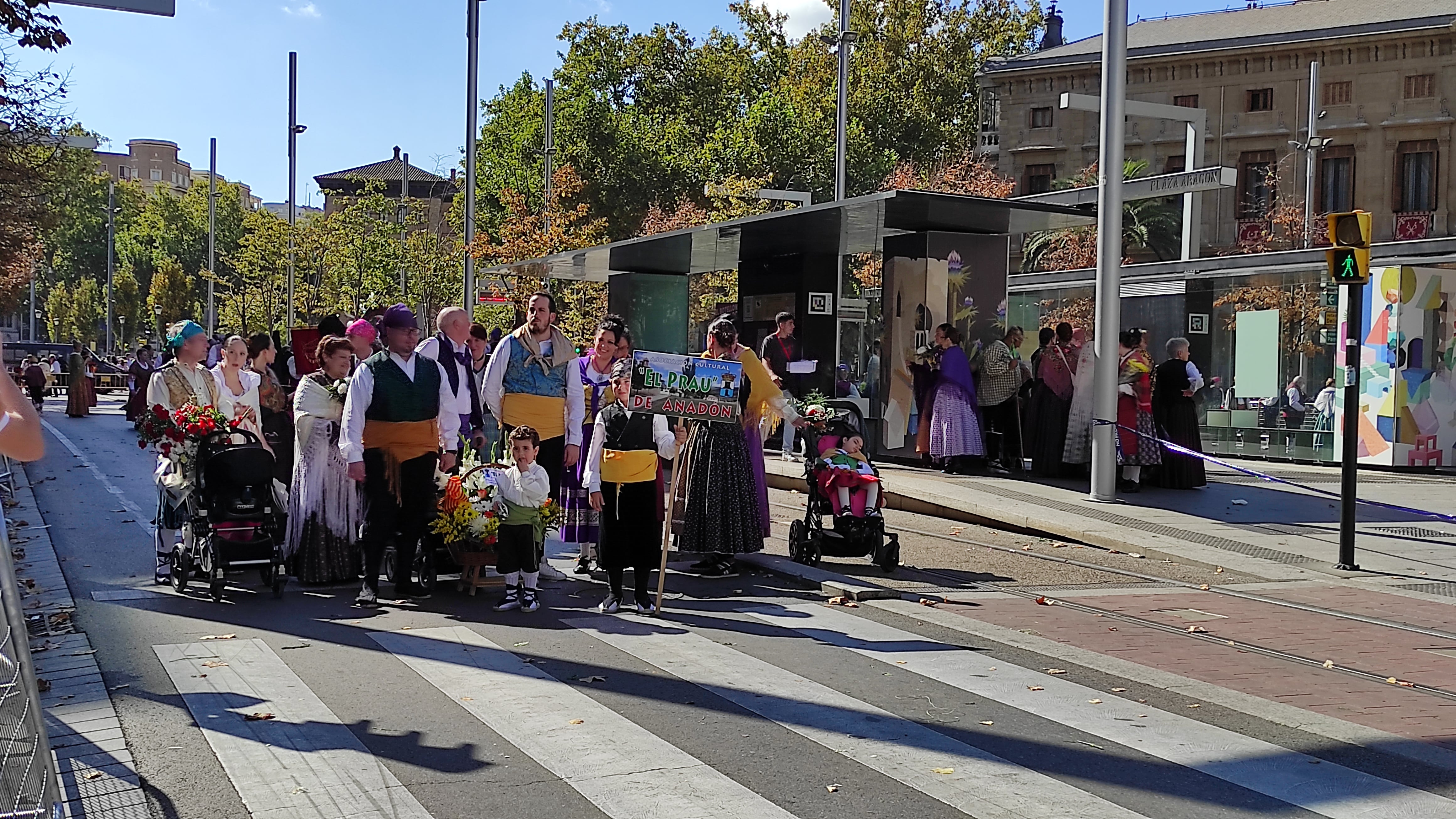 Grupo entrando a la Ofrenda de Flores 2022 en la Plaza Aragón de Zaragoza