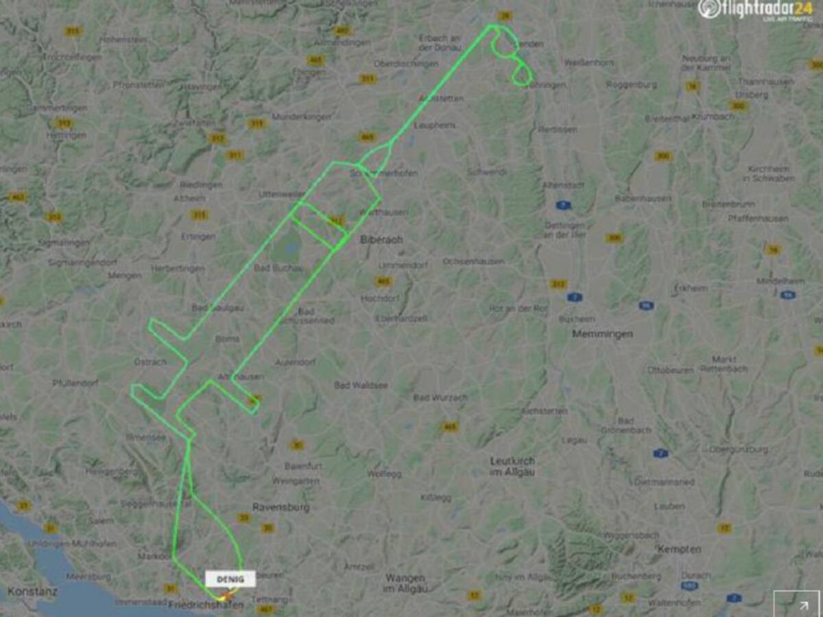 Un piloto alemán recuerda el inicio de la vacunación contra el COVID-19 dibujando una jeringa en el cielo