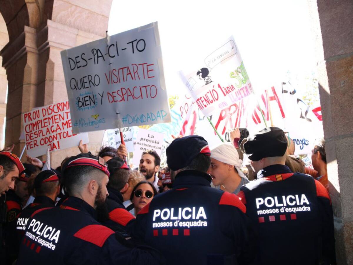 Tensió a les portes del Parlament quan els metges i els bombers concentrats intenten entrar a la cambra