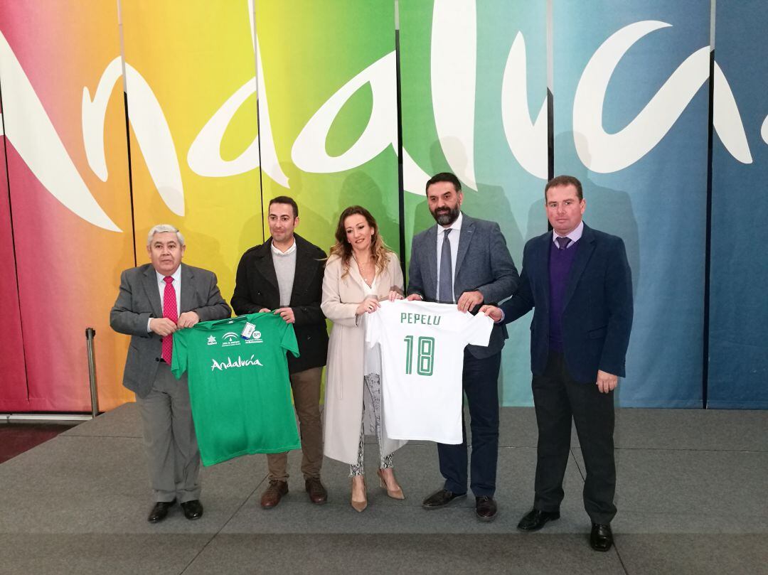 Los protagonistas del homenaje a Pérez Canca, posando con la camiseta del evento