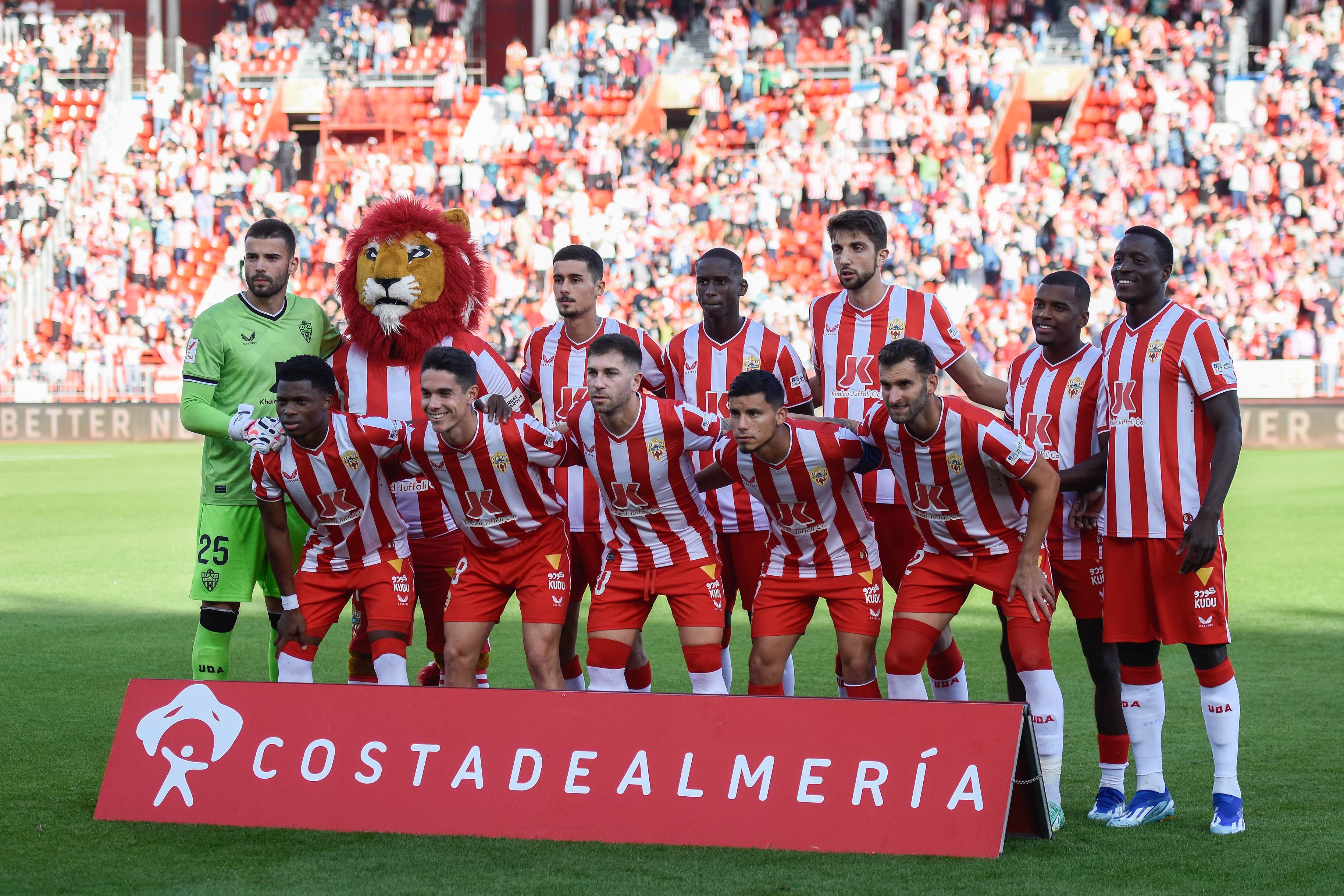 El once del Almería, con la mascota Rozam, el pasado sábado en el partido en el Estadio de los Juegos Mediterráneos ante la Real Sociedad.