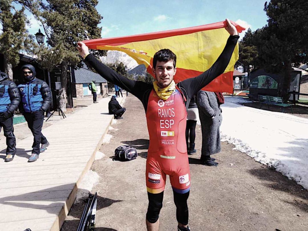 Hugo Ramos tras conseguir el campeonato del mundo de triatlón de invierno en Andorra