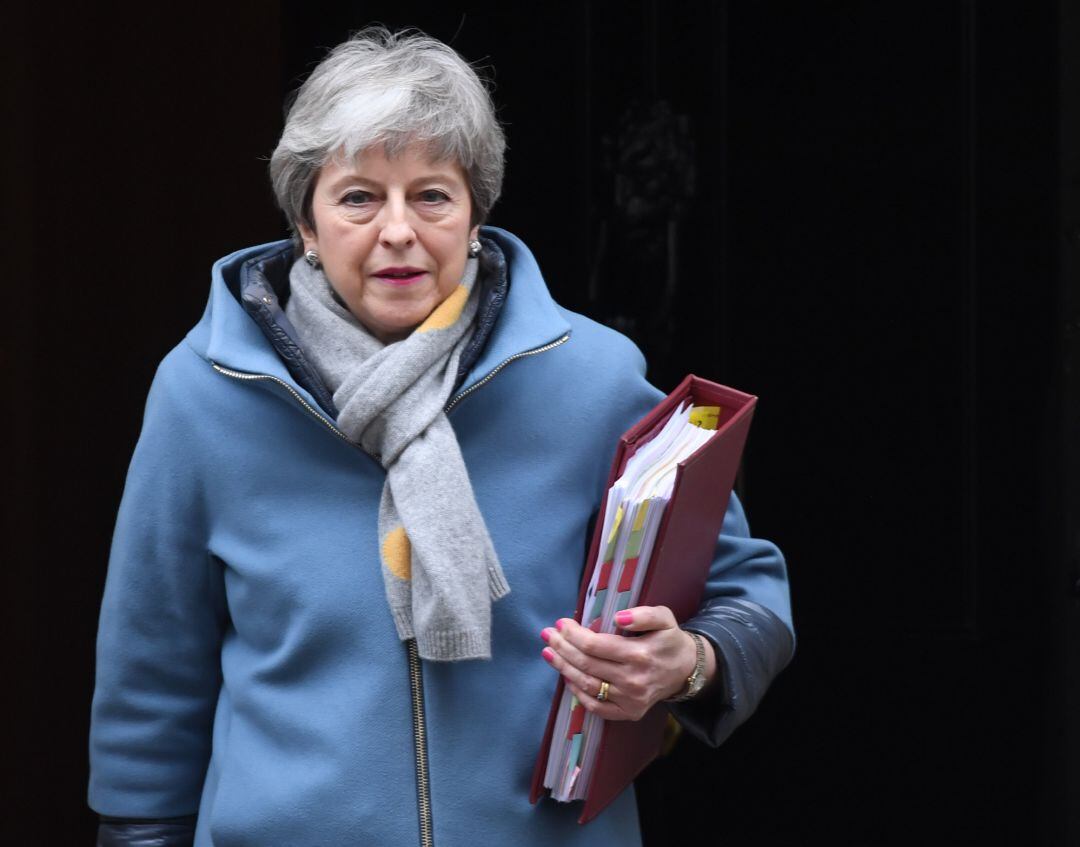 La primera ministra británica, Theresa May, sale del número 10 de Downing Street en Londres.