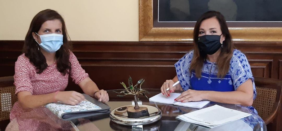 La subdelegada del Gobierno en Jaén, Catalina Madueño, y la directora provincial del Servicio Público de Empleo Estatal, Isabel Mendoza