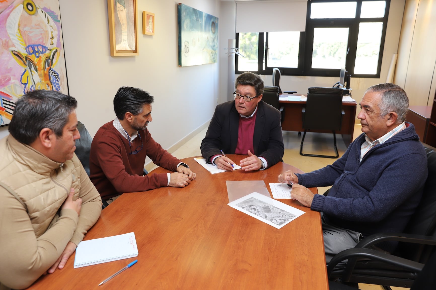 José Ángel Aparicio, delegado de Deportes, recibió a Juan García, presidente del JJ Industrial