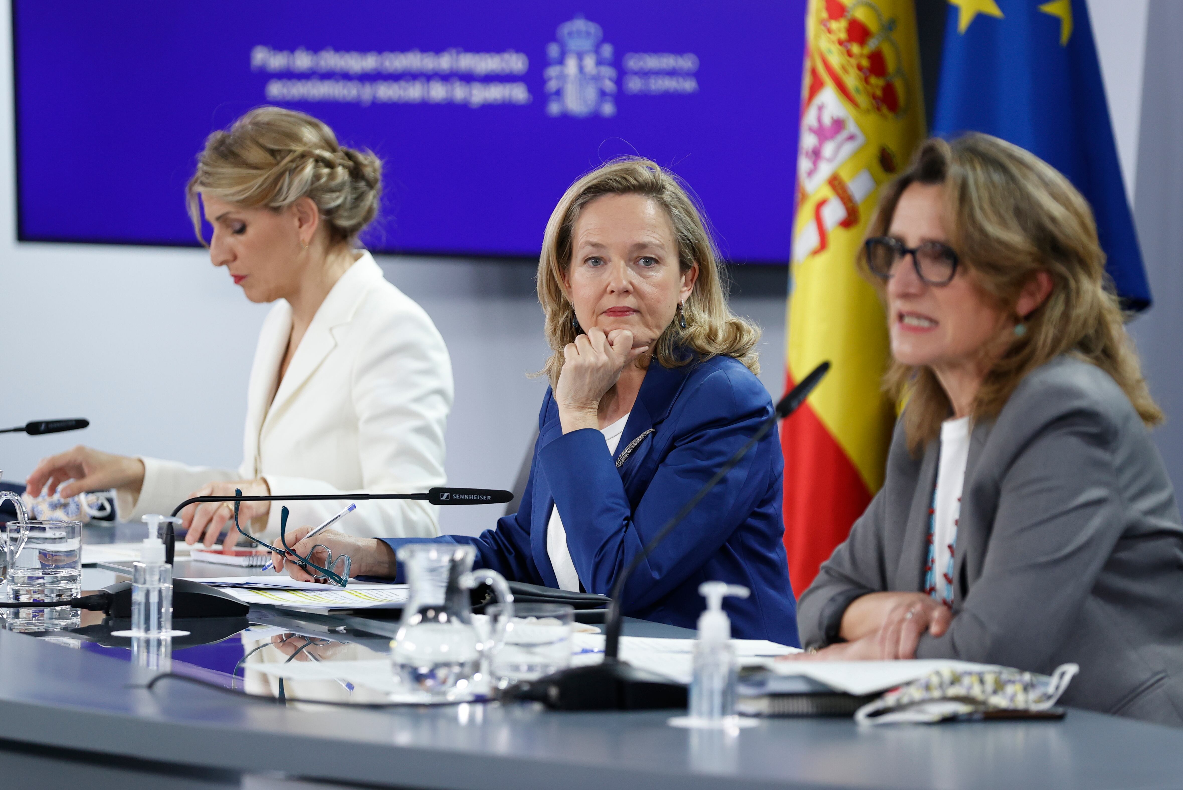 La vicepresidenta segunda y ministra de Trabajo, Yolanda Díaz; la vicepresidenta primera y ministra de Asuntos Económicos, Nadia Calviño, y la vicepresidenta tercera y ministra para la Transición Ecológica, Teresa Ribera, dan una rueda de prensa tras la reunión del Consejo de Ministros.