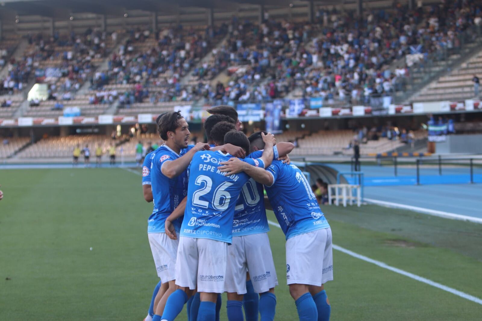 Jugadores del Xerez DFC celebrando uno de los goles ante el Cabecense