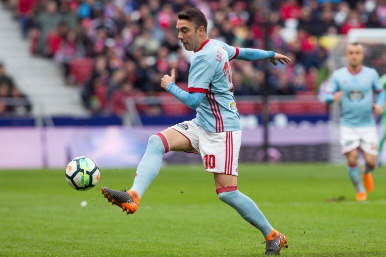 Iago Aspas controlando un balón en el Wanda Metropolitano