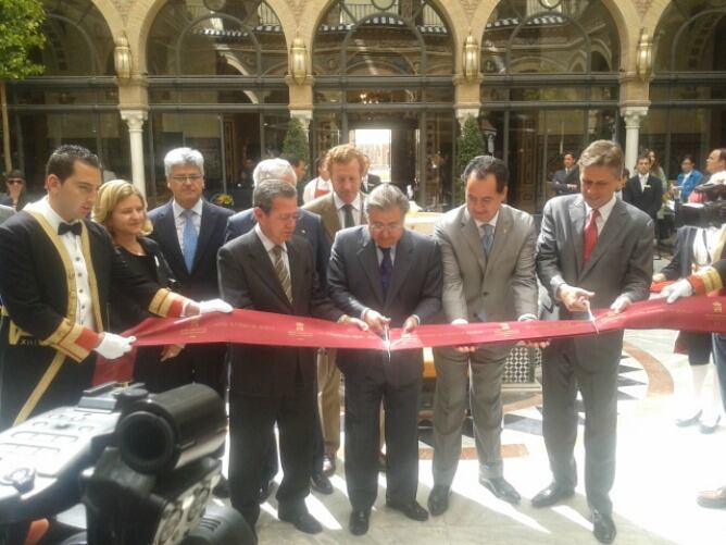 Tradicional corte de cinta en la reapertura del Alfonso XIII.