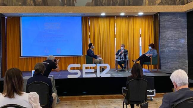 José Manuel Bermúdez, en el centro, fue entrevistado por Miguel Ángel Rodríguez Villar, presentador de Hoy por Hoy La Portada y Marta Cantero, directora de Contenidos de la Cadena SER en Canarias