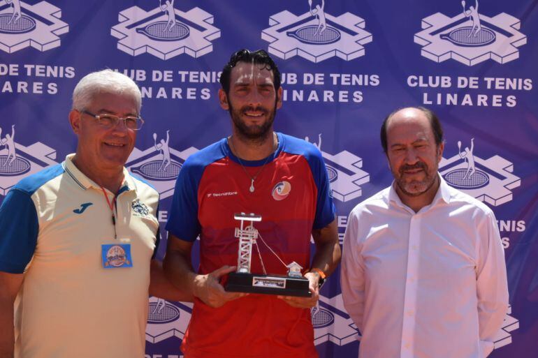 El ganador del torneo posa junto a Tomás Cerezuela y Joaquín Gómez Mena