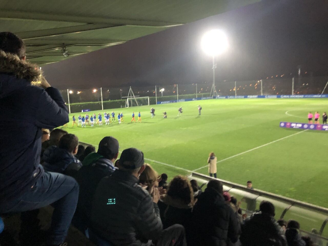 Las jugadoras de la Real hicieron pasillo a las del Barcelona antes de empezar el partido en Zubieta