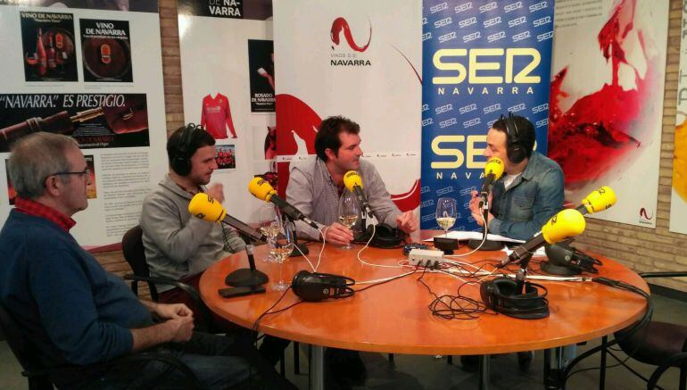 De derecha a izquierda: Jaime González, conductor del programa junto a David Palacios, presidente del Consejo Regulador D.O.Navarra, Andoni Lacarra, alcalde de Olite, y Javier Corcín, historiador local