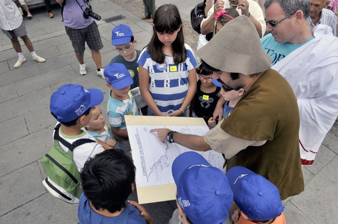 Varios niños participan en la visita del Arriero Claudio