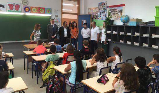 El president de la Generalitat, Ximo Puig, la vicepresidenta Mónica Oltra, el conseller de Educación, Vicent Marzà, el secretario autonómico Miguel Soler y el alcalde Joan Ribó asisten al inicio del curso en el CEIP José Soto Micó