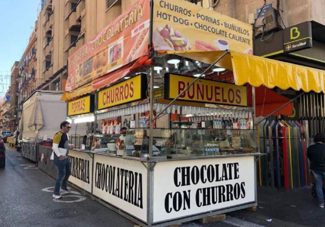 Puesto de churros en una céntrica calle de València durante los días previos a la celebración de las Fallas de 2020