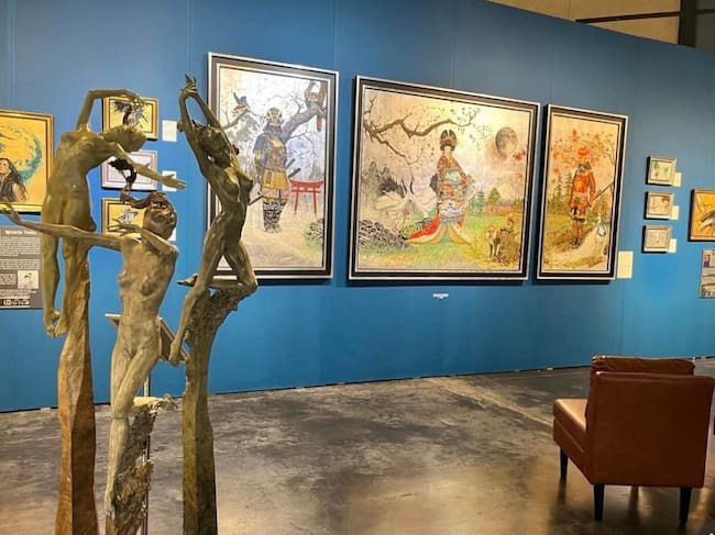 Las obras de Ignacio Trelis, entre ellas "El cantar de Heike", en el área expositiva de Callaghan's Art de la feria Art Palm Beach Fair 2024 celebrada en enero en Florida.