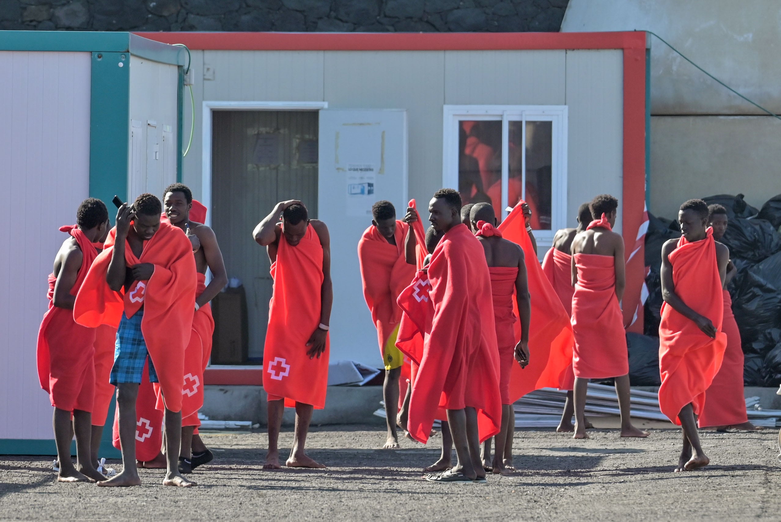 Algunos de los inmigrantes rescatados este sábado por las embarcaciones de Salvamento Marítimo.