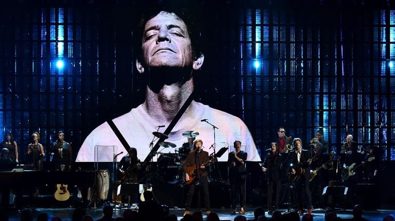 Beck y Nate Ruess tocando una canción de Lou Reed durante la gala del  Rock And Roll Hall Of Fame en abril de 2015