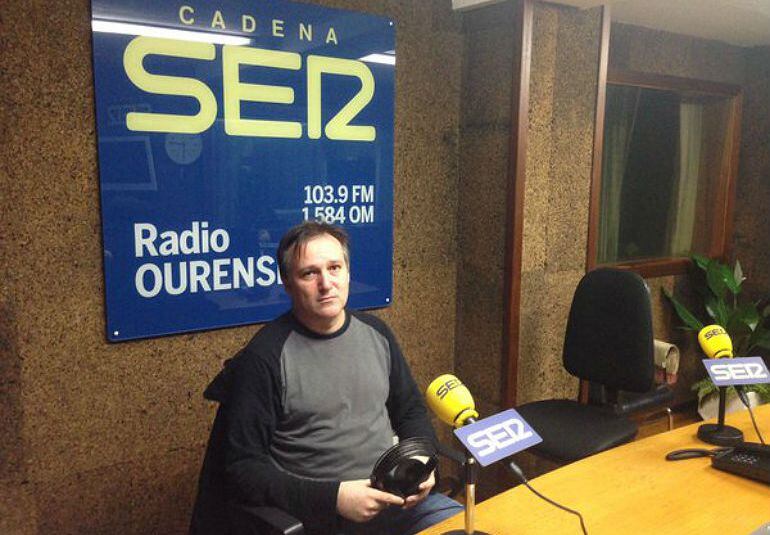 El profesor Claudio Cerdeiriña en los estudios de Radio Ourense