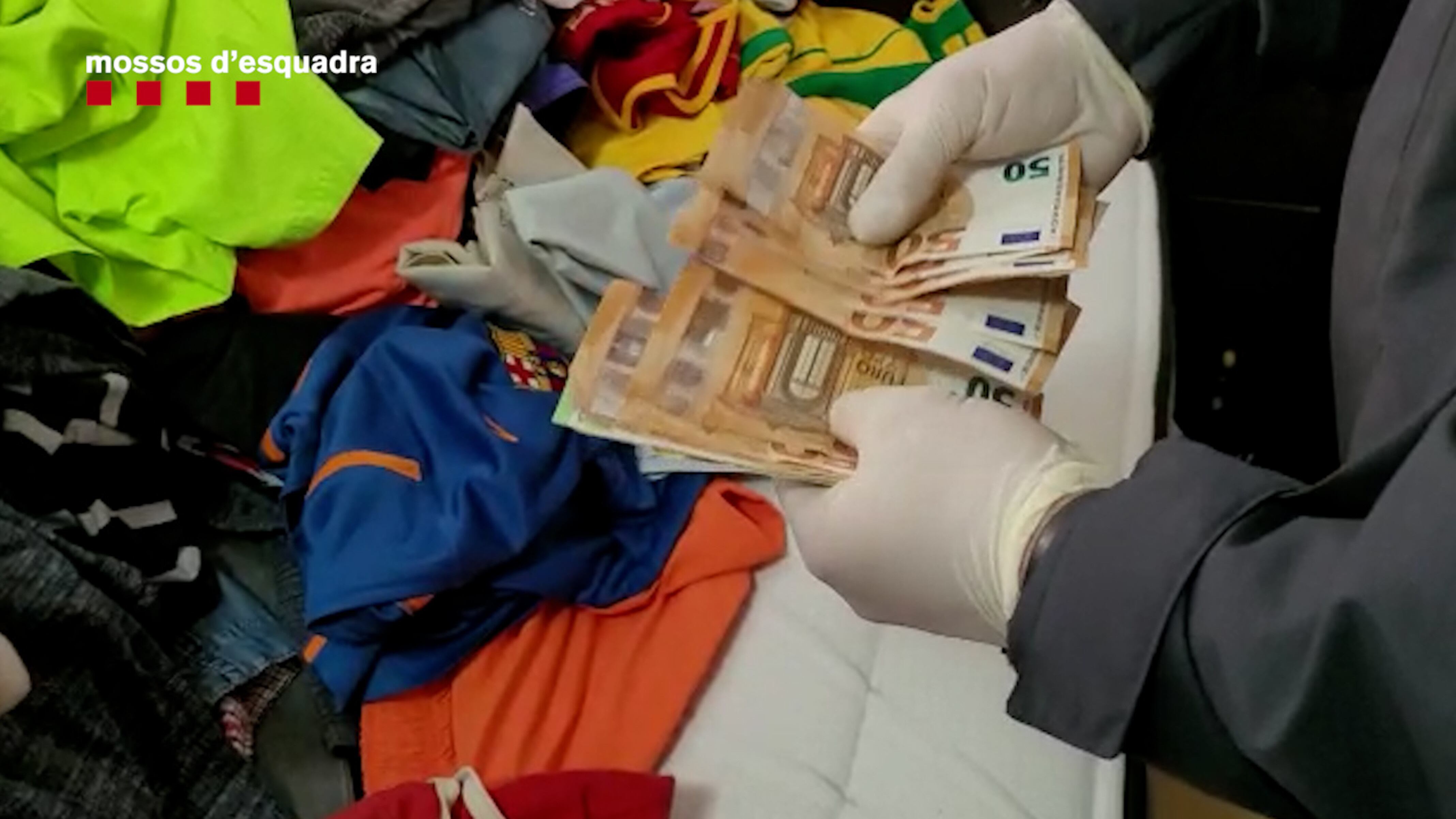 En els escorcolls de les cases, els mossos hi van trobar, entre altres, diners en efectiu. Foto: Cedida pels Mossos d&#039;Esquadra.