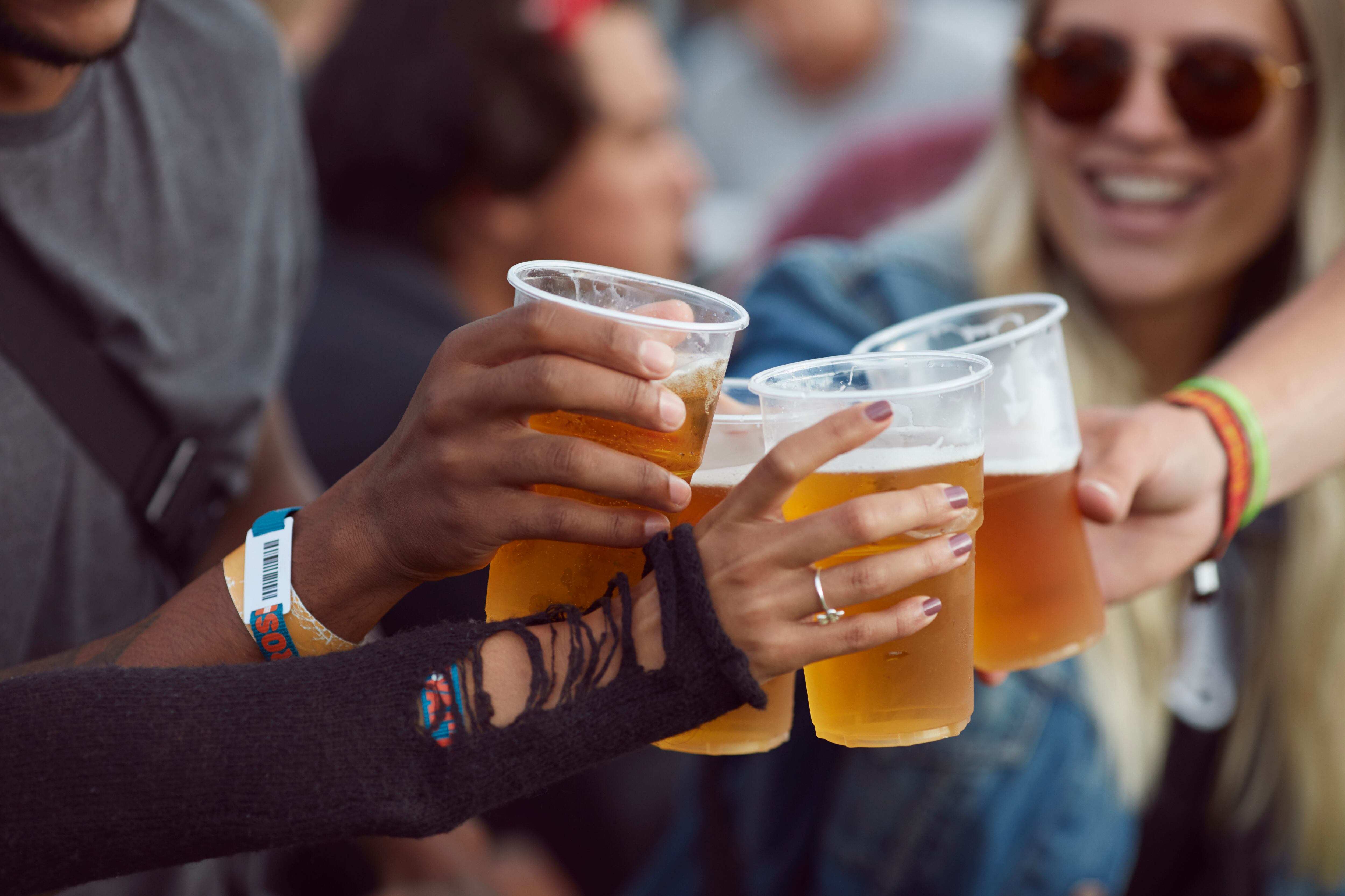 Jóvenes brindando con cerveza