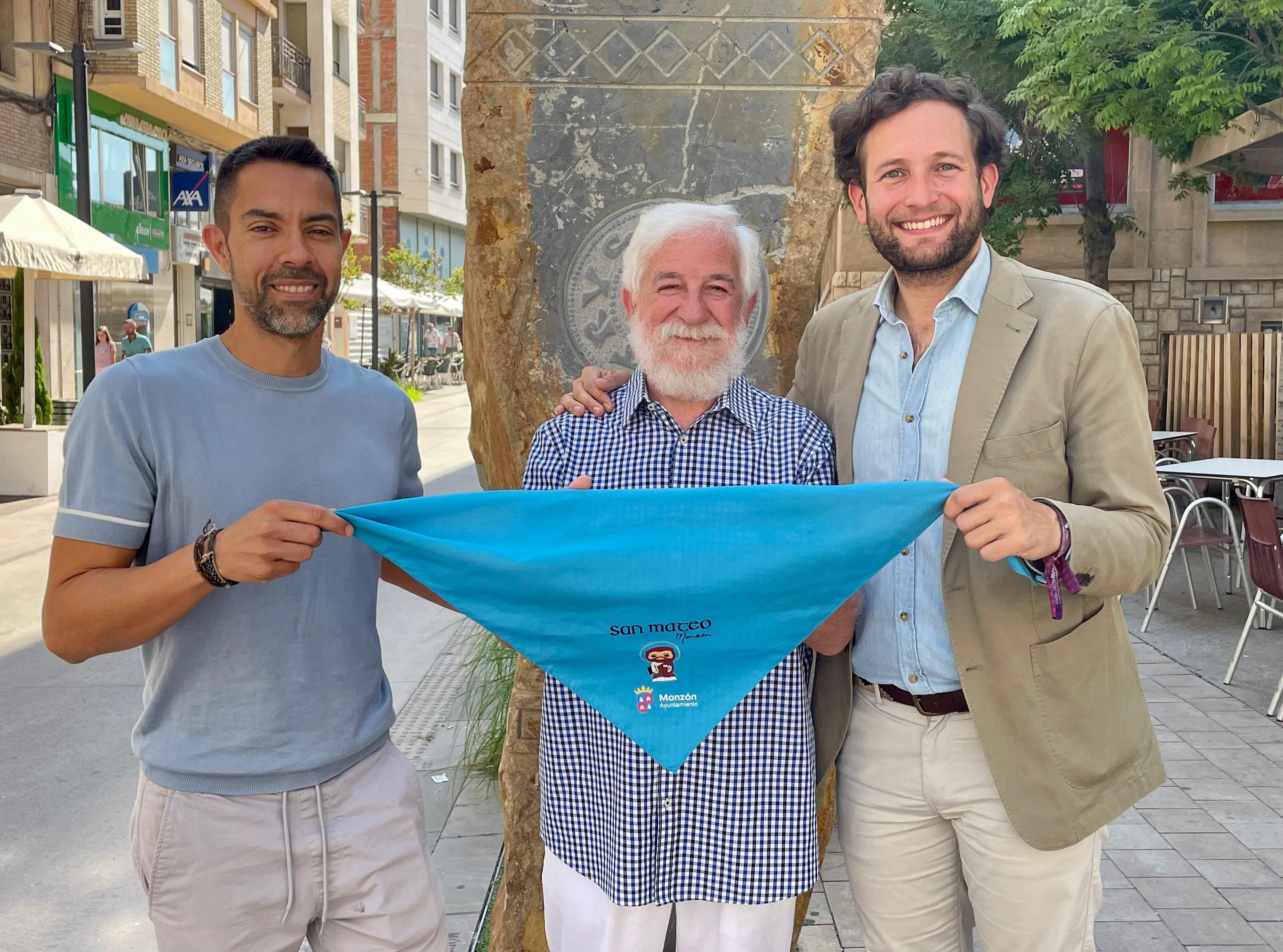 Jairo Sánchez, José Manuel Baena e Isaac Claver en la Plaza Mayor junto al monolito de Monsón. Foto: Ayto. de Monzón