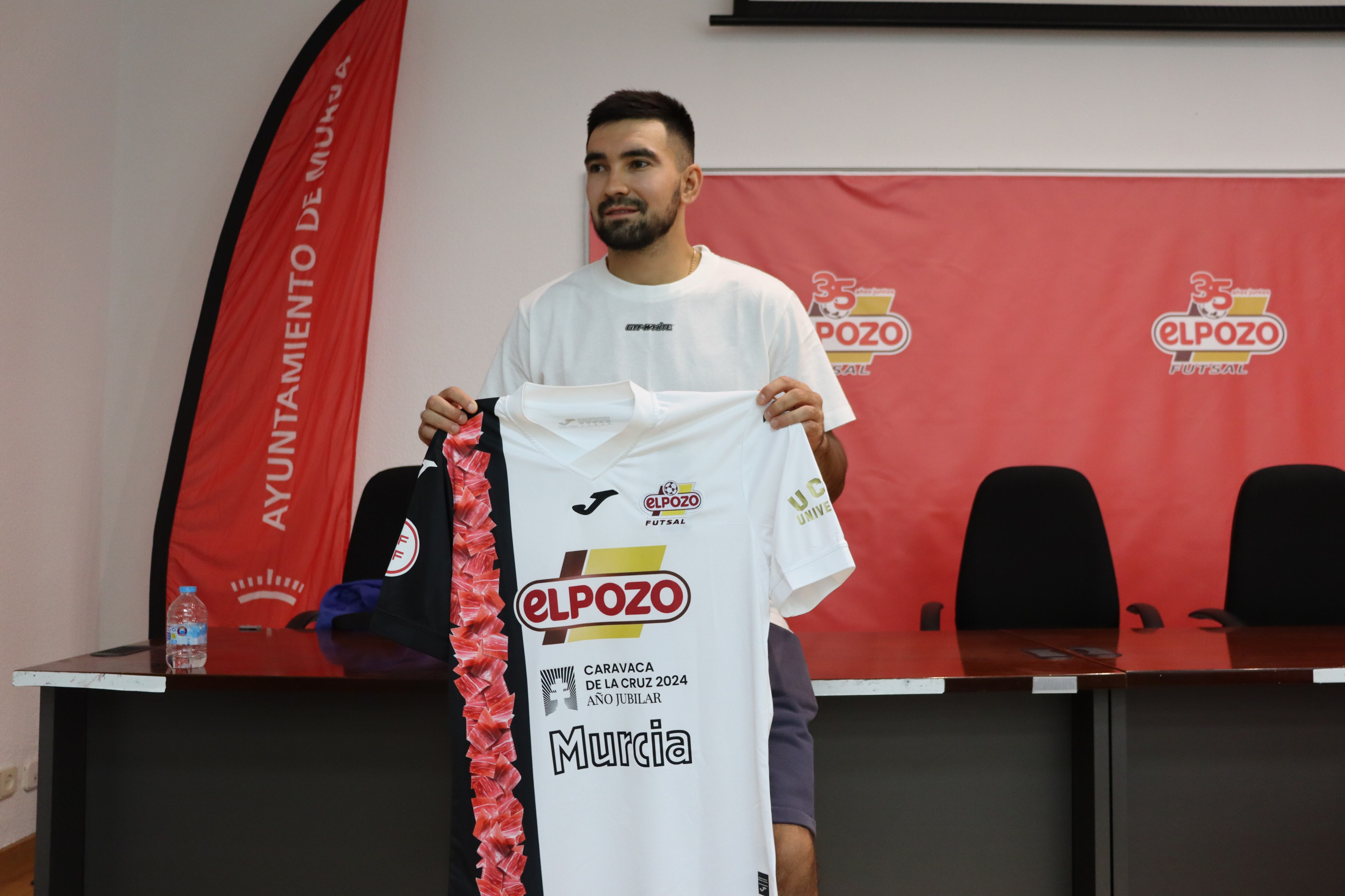 Artmen Niyazov, nuevo jugador de ElPozo Murcia, en su presentación