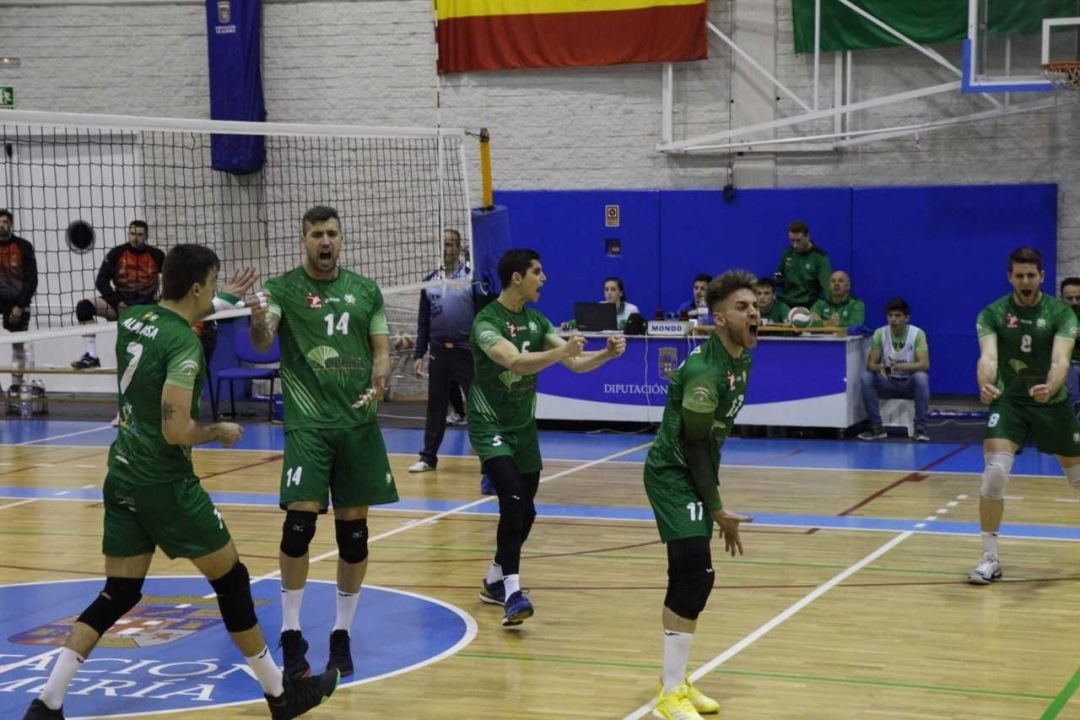 Los jugadores de Unicaja celebran con rabia un punto ante Manacor.