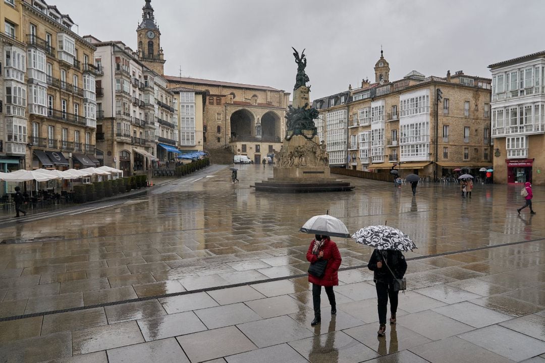 Dos personas pasean por Vitoria con mascarilla, en una imagen de archivo