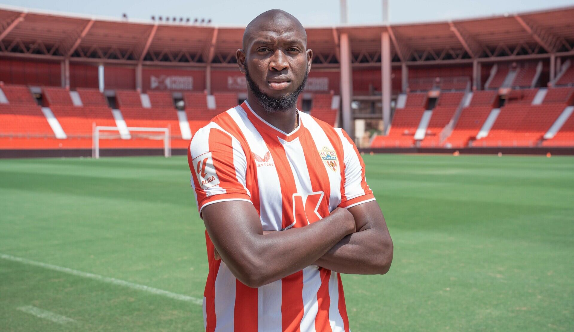 Ibrahima Koné ya ha posado con la camiseta rojiblanca en el Mediterráneo.