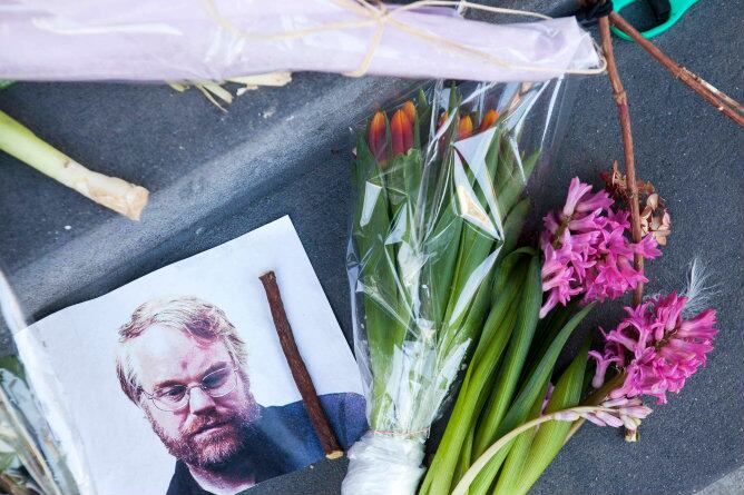 Altar improvisado para el actor Philip Seymour Hoffman en el portal de su apartamento