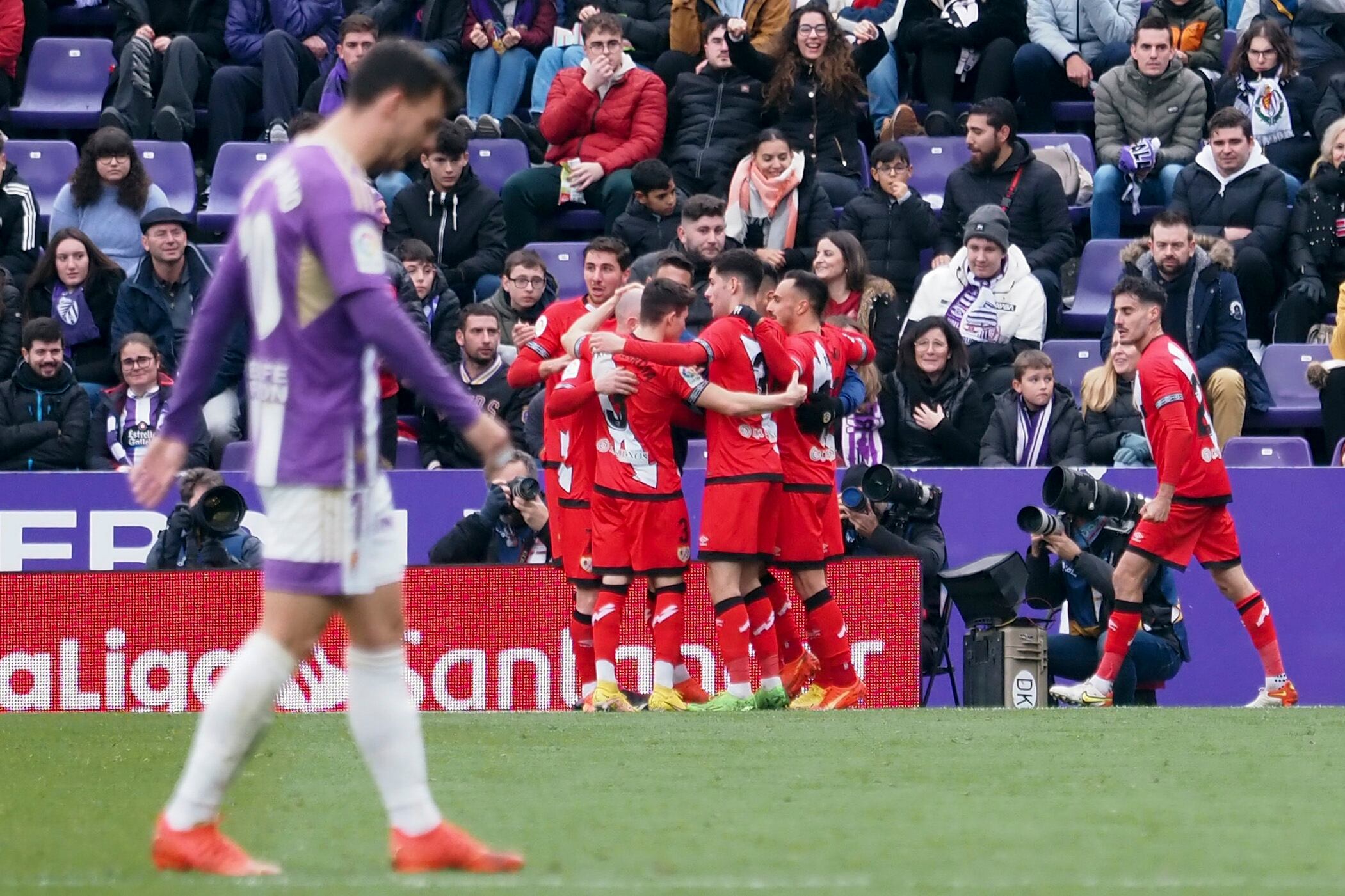 VALLADOLID, 14/01/2023.- Los jugadores del Rayo Vallecano celebran el gol de su equipo, durante el partido de LaLiga Santander entre el Real Valladolid y el Rayo Vallecano, este sábado en el Nuevo Estadio José Zorrilla, en Valladolid. EFE/ R. García
