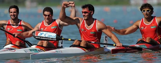 Los palistas españoles (de izquierda a derecha) Ekaitz Sistiaga, Pablo Andrés, Saul Rivero y Carlos Pérez celebran su victoria en la prueba masculina de relevos 4x200 de la modalidad de K1 en los Campeonatos del Mundo de piragüismo en Szeged, Hungría