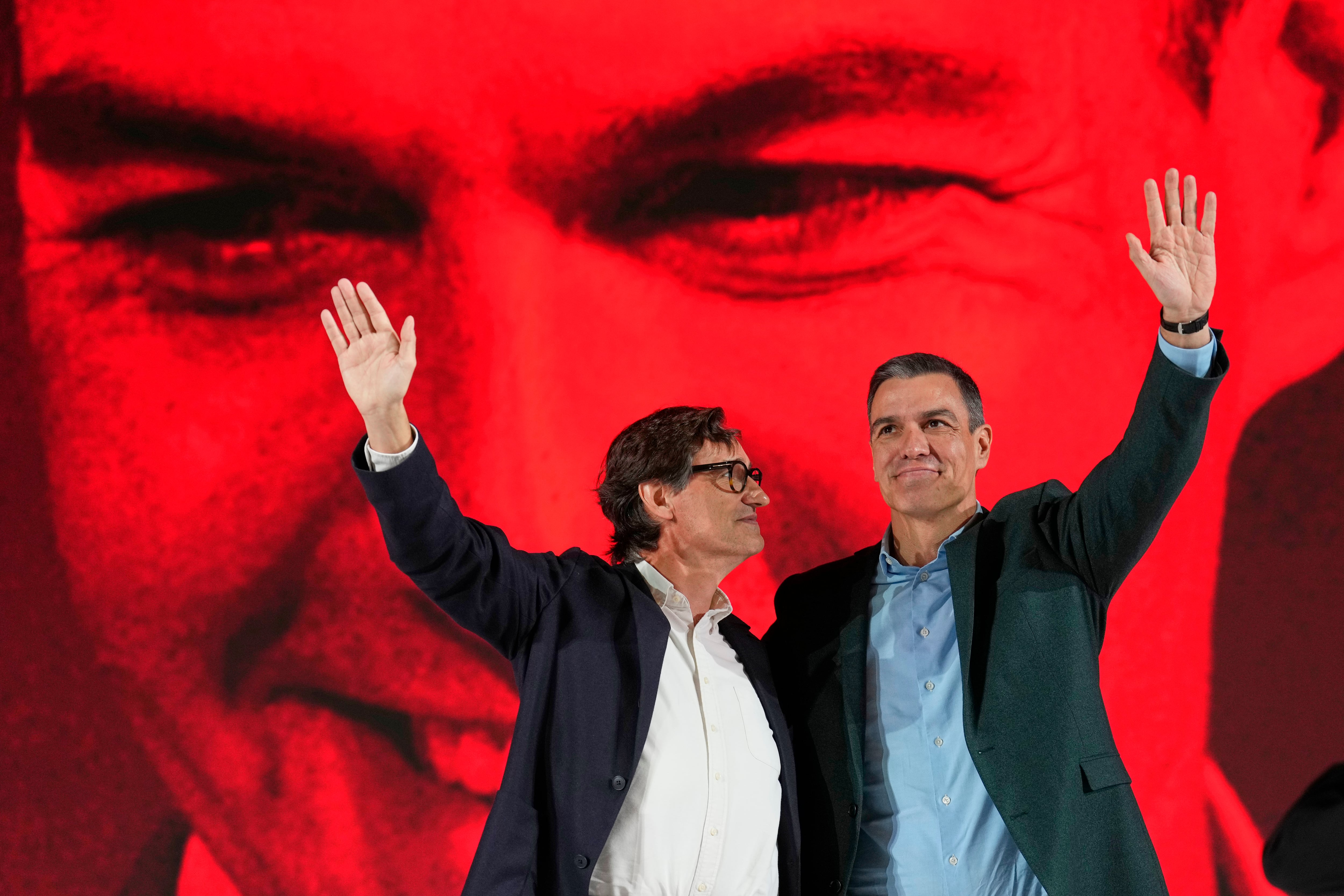El presidente del Gobierno y secretario general del PSOE, Pedro Sánchez, y el líder del PSC, Salvador Illa (i), durante un acto de apoyo al candidato socialista en Barcelona, este domingo