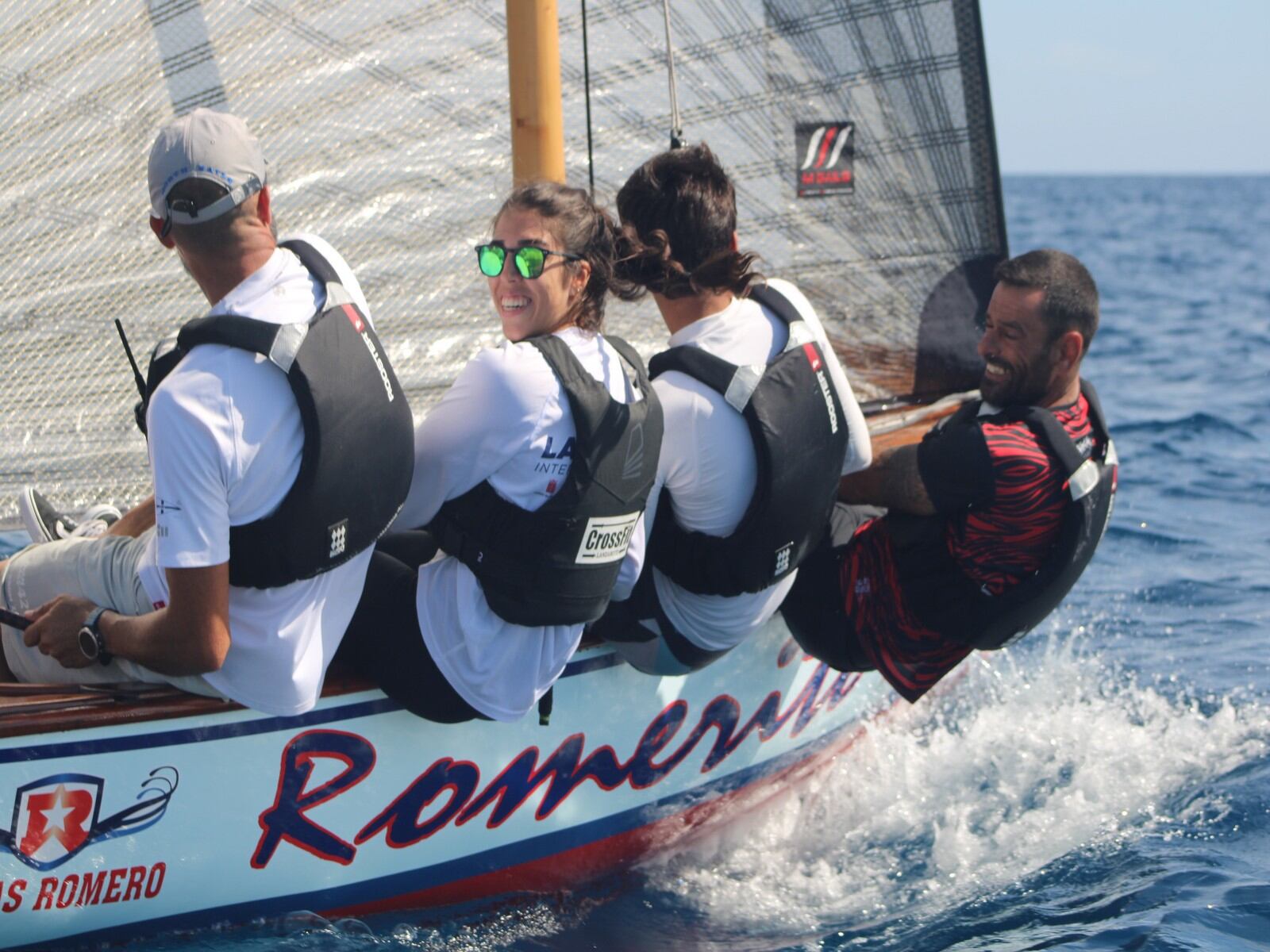 Tripulación del Romerito Líneas Romero en plena regata.