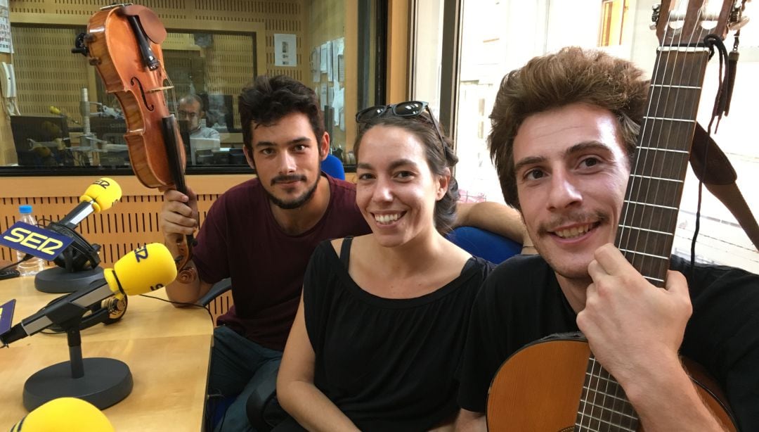 Varios de los componentes de Orégano en su primera visita a Hoy por hoy