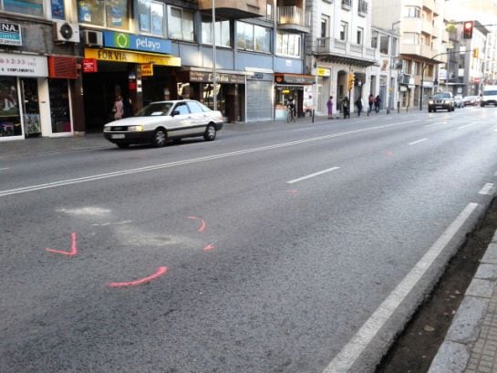 El xoc ha estat al semàfor que es veu a la dreta de la imatge i la moto ha vingut a parar on hi ha les marques pintades en rosa. Foto: C.M.