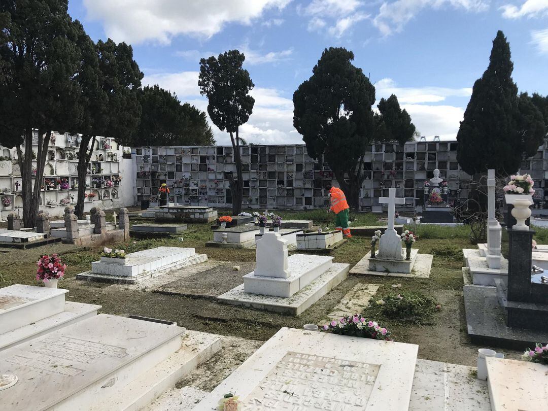 Trabajadores en el cementerio.