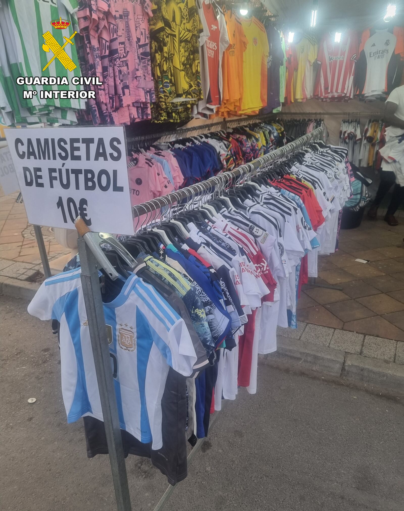 Investigan a un vecino de Logroño por vender bolsos y camisetas de fútbol falsas