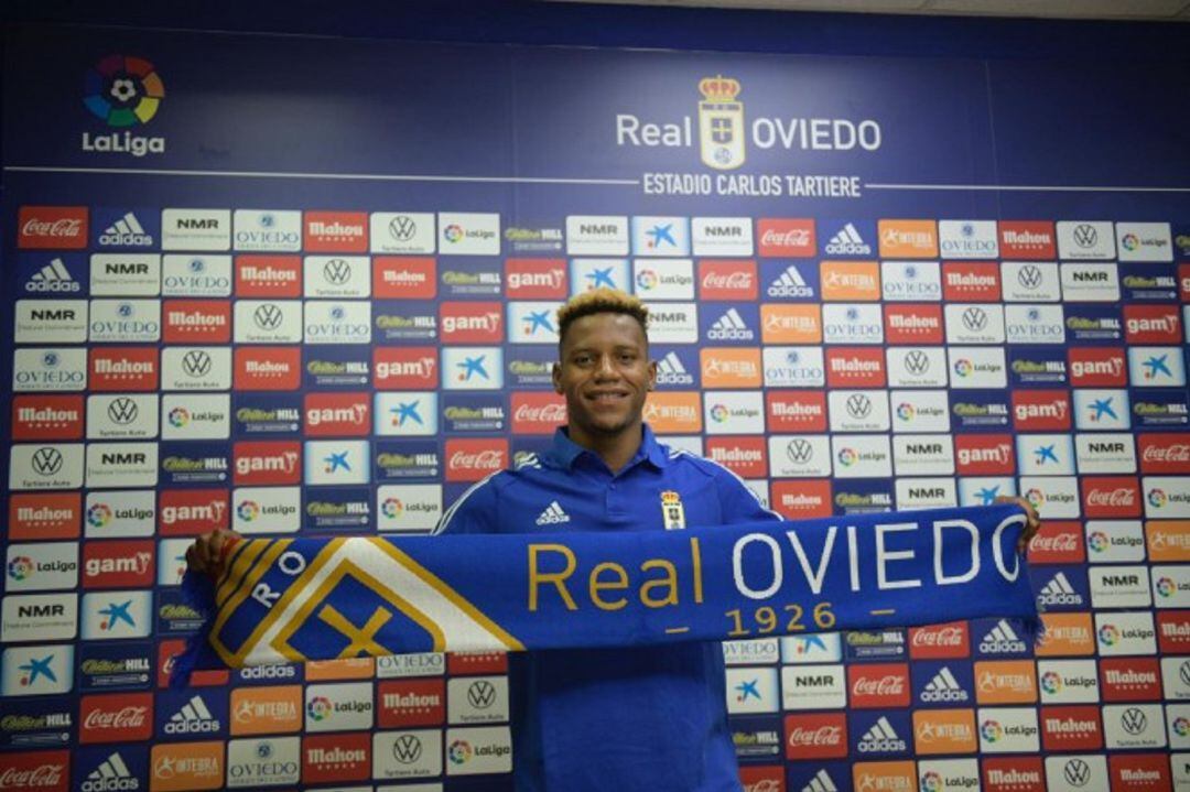 Cedric Teguia, en su presentación como jugador del Real Oviedo. 