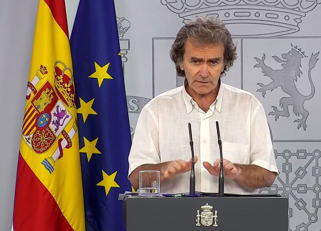 Captura de la señal institucional del Palacio de la Moncloa del director del Centro de Alertas y Emergencias Sanitarias del Ministerio de Sanidad, Fernando Simón, durante la rueda de prensa ofrecida este domingo